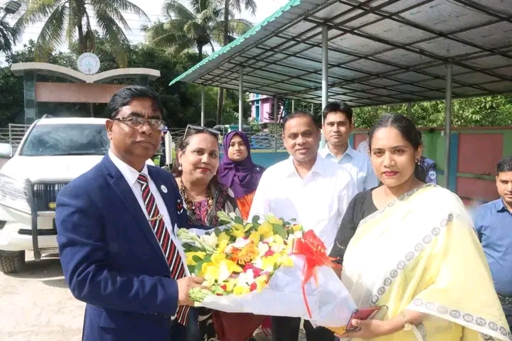 On 13th July, Thursday, Our honourable Divisional  Commissioner Md. Aminur Rahman sir along with his better half paid a visit to Zila Proshashon School & College -English Version, Noakhali  Our authority and teachers were also present there. Before leaving, he participated in the tree plantation pro
